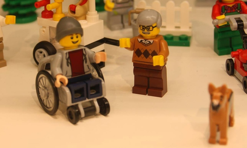 Illustration for article titled Lego incluye una figura en silla de ruedas por primera vez en su historia